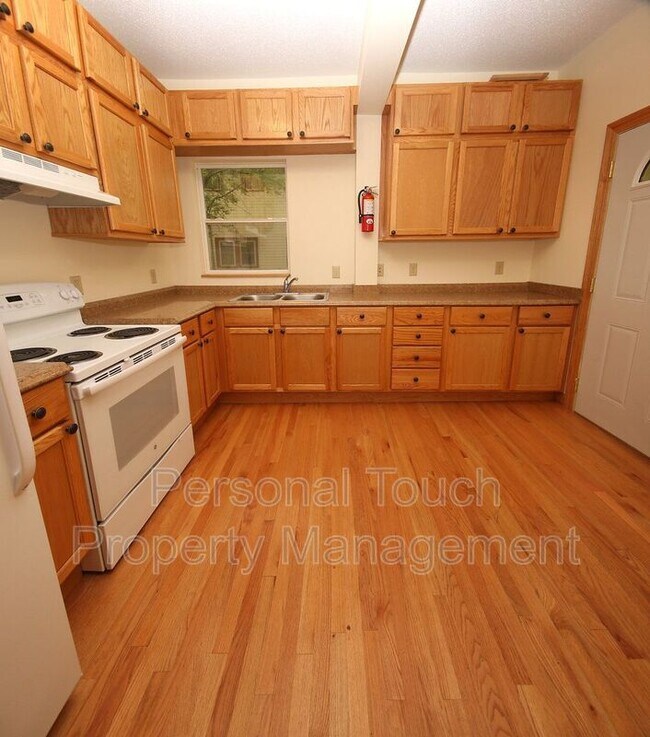 Building Photo - 411 4th Ave S