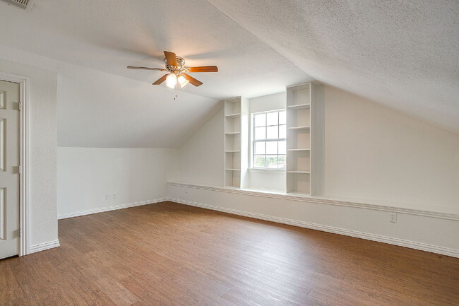 Building Photo - Updated Duplex in Weatherford with large y...