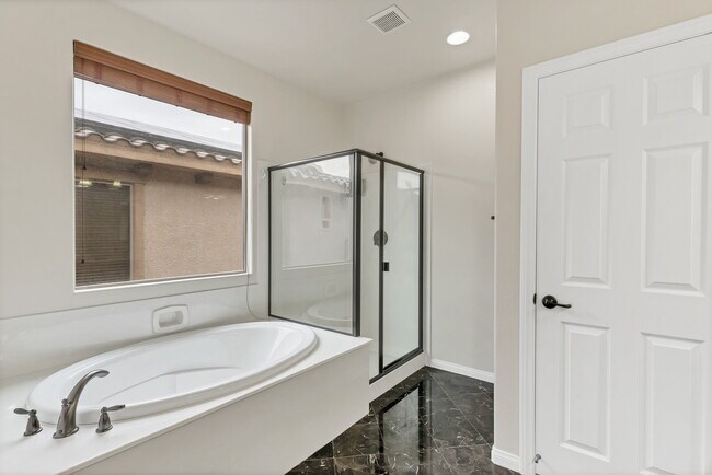 Building Photo - "Charming 3-Bed Oasis with 2 Baths in Henderson – 1716 Sq Ft of Comfort!"