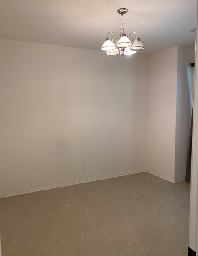 Building Photo - 5 bedroom, 3 bath Big Sky home!