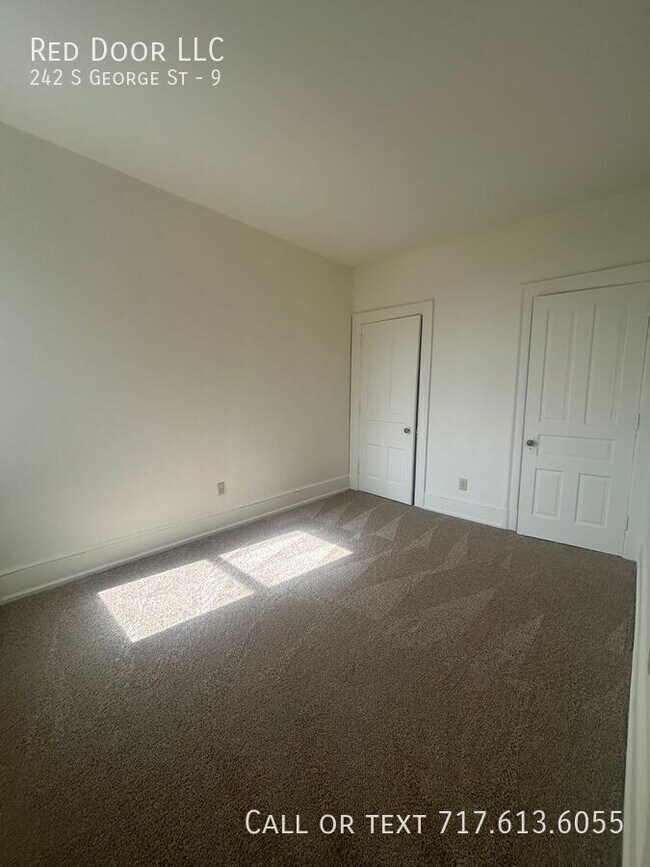 Building Photo - 242 S George St