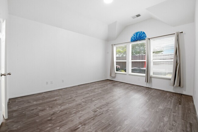 Building Photo - 5002 Rollingstone Rd