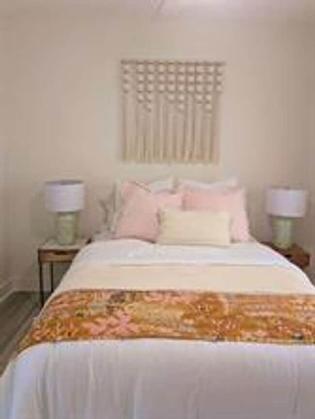 Building Photo - Fully remodeled and designer-decorated unit, 7 months to 1 year lease available.