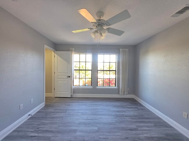 Building Photo - 637 Hillcrest St