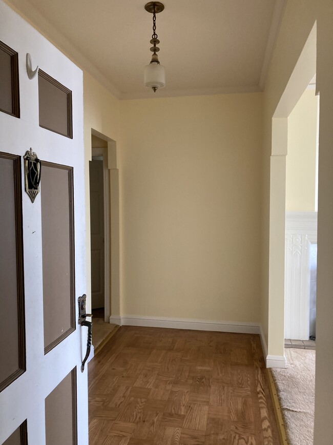 Entry hallway - 1383 21st Ave