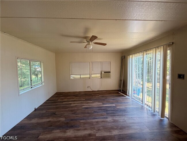 Building Photo - 7555 Ebson Dr