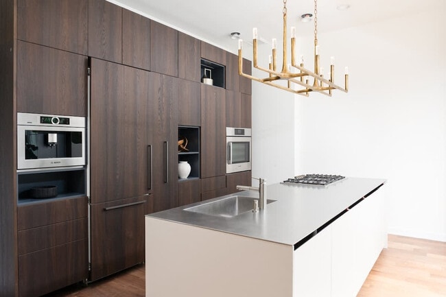 Building Photo - 22 E Elm St