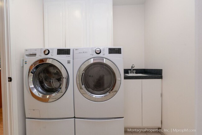 Building Photo - Beautiful, meticulously updated and  maint...
