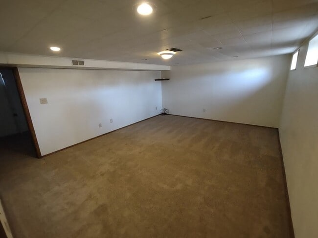 Building Photo - ALL PROSPECTIVE TENANTS MUST SUBMIT A $58 ...