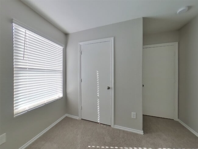 Building Photo - 814 Lightningbug Ln