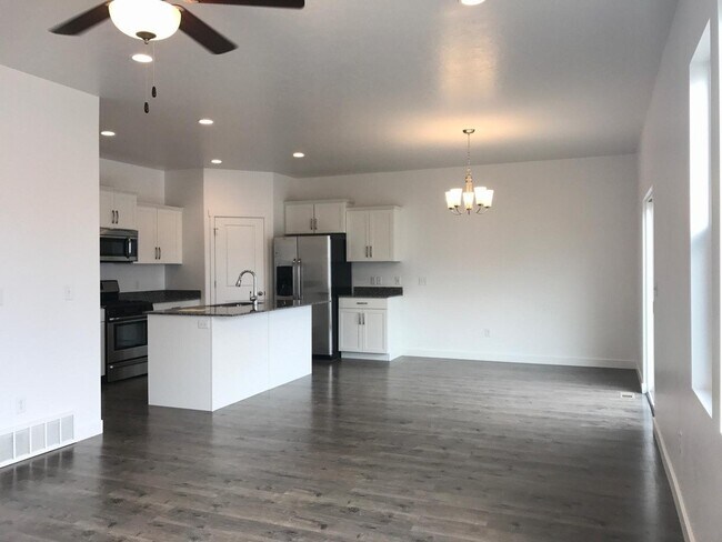 Building Photo - Spacious 4 BR Home with POOL and Clubhouse...