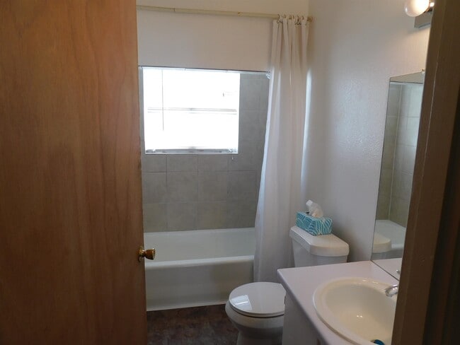 Building Photo - 610 W 7th St