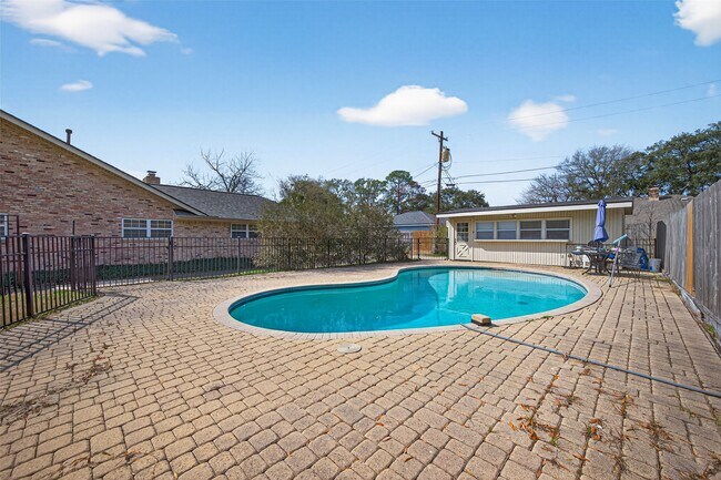 Building Photo - 1910 Claiborne Dr