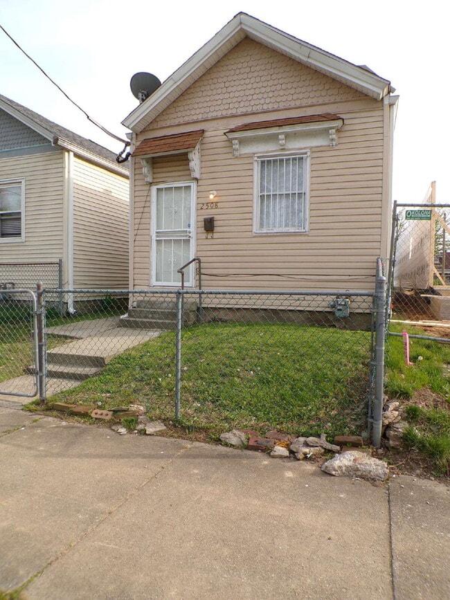 Building Photo - 2 bedroom, 1 bathroom house in Russell neighborhood