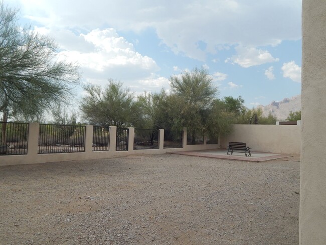 Building Photo - Great 3 Bedroom 2 Bath Home with Den & 3 C...