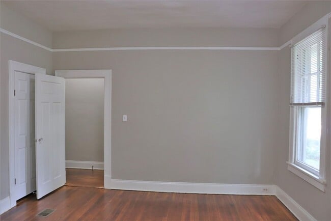 Building Photo - Carefree living with this 1-bedroom beauty...