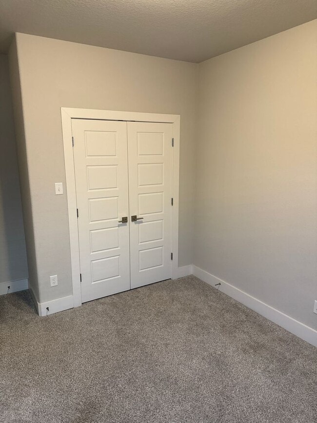 Building Photo - Price DROP - 3/2/2 - Great Location