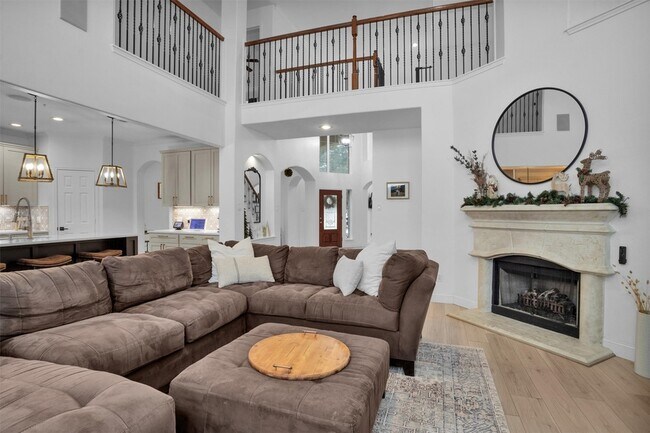 Building Photo - 3006 E Lake Falls Cir