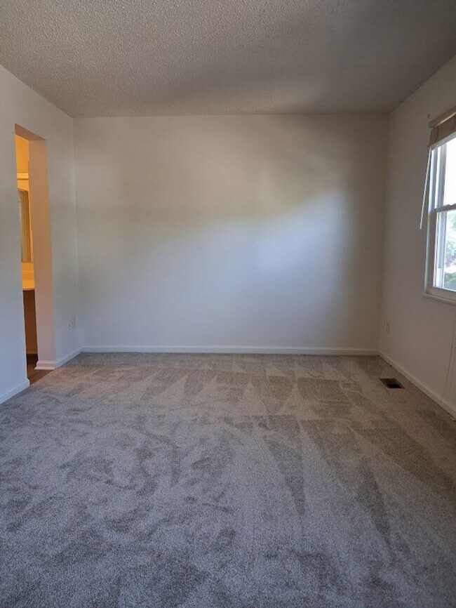 Building Photo - Charming 3BR Townhouse with Fenced Backyard and Community Pool