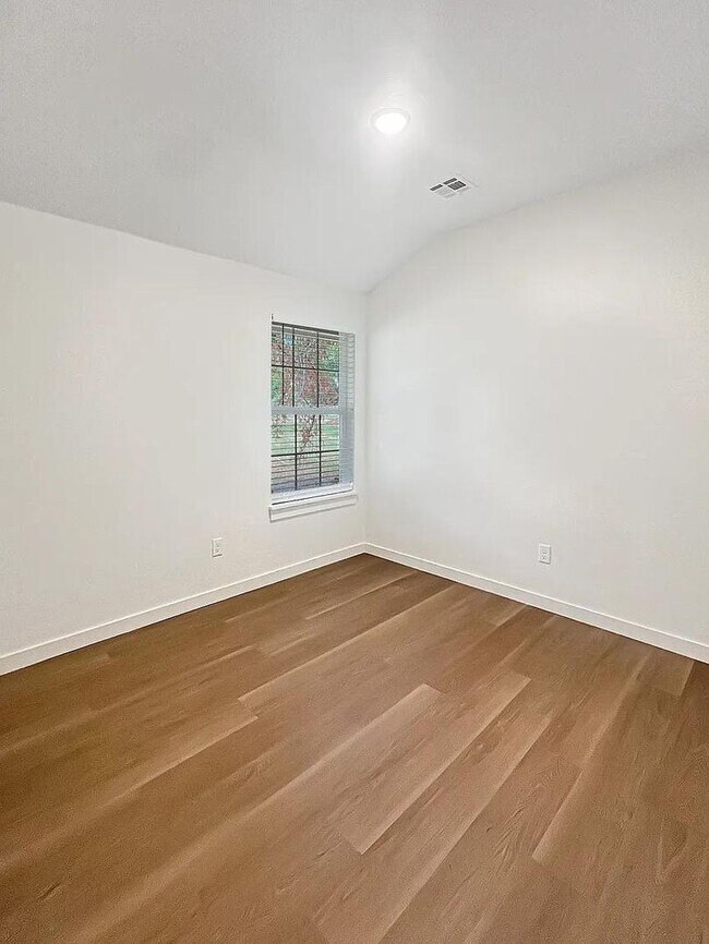 Building Photo - Stunning brand new 3BR/2BA duplex with mod...