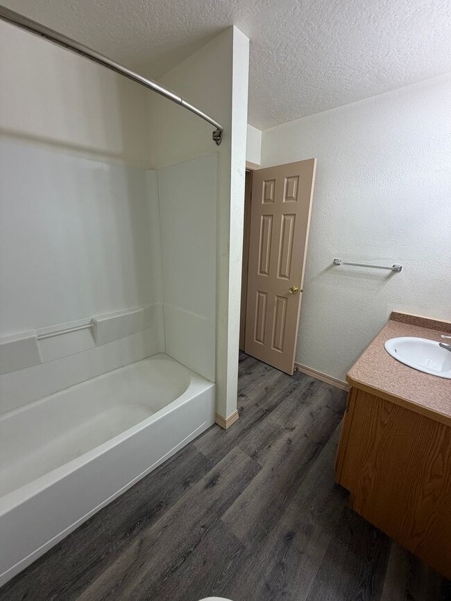 Building Photo - Southgate Triangle - 2 Bed - 1 Bath *Exterior Improvements Underway*