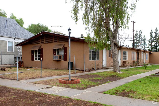 Building Photo - 918 E Ramona Ave