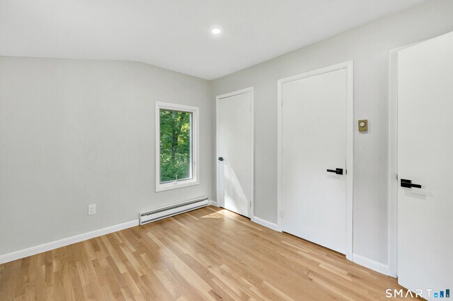Building Photo - 48 Crestwood Rd