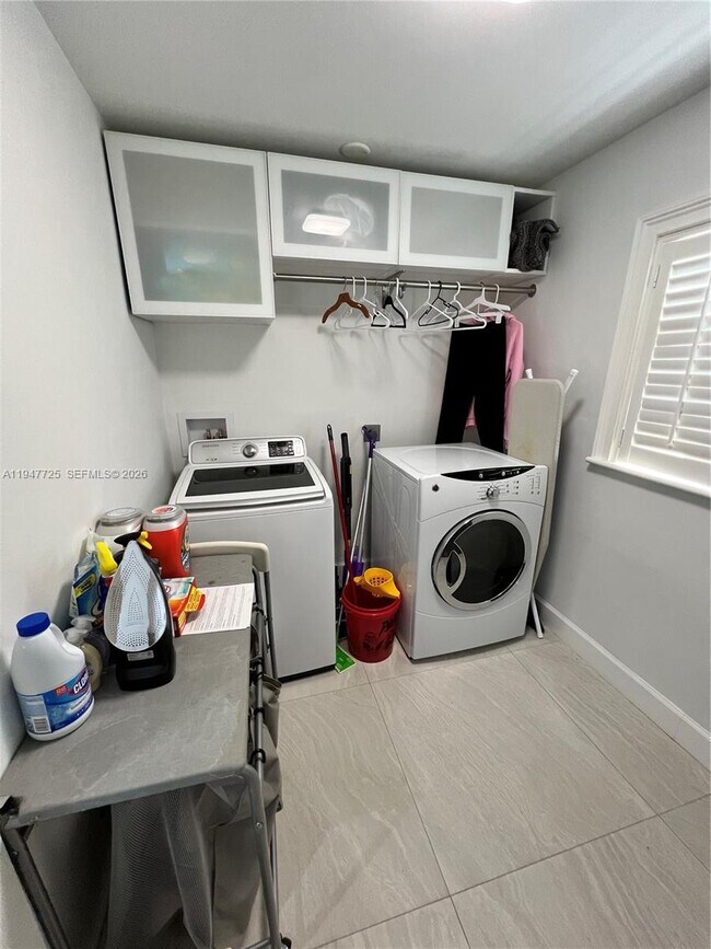 Building Photo - 5510 Bayview Dr