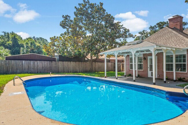 Building Photo - 508 Garden Oaks Cove