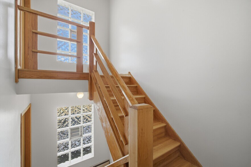 Building Photo - 8645 W Summerdale Ave