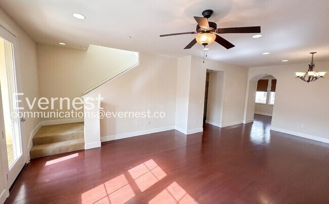 Building Photo - 3-Bed/3.5-Bath Townhome/ Available Now!