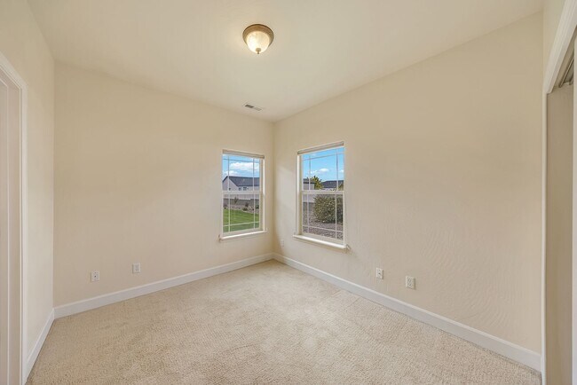 Building Photo - 832 Montclair Dr