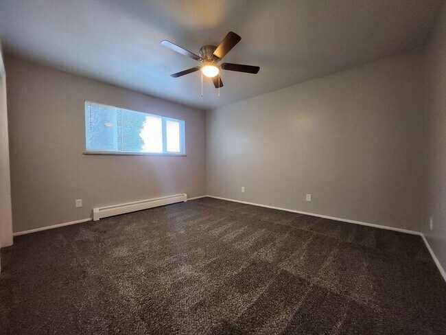 Building Photo - Beautifully Renovated 1-Bed, 1-Bath Apartment – Main Level Living | Move In Today and Get Your 2n...