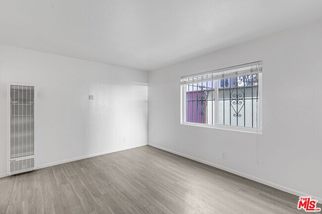 Building Photo - 717 Ocean Front Walk