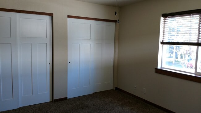 Building Photo - Post Fall Duplex with 1 car garage