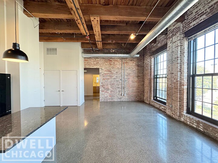Building Photo - 1515 W 15th St