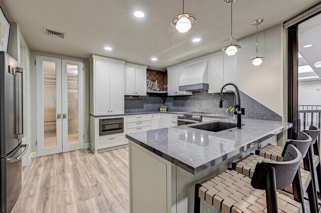Building Photo - 9333 Memorial Dr