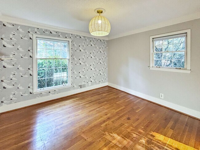 Building Photo - Cozy 4 BR 2 BR House in Piedmont Hills!