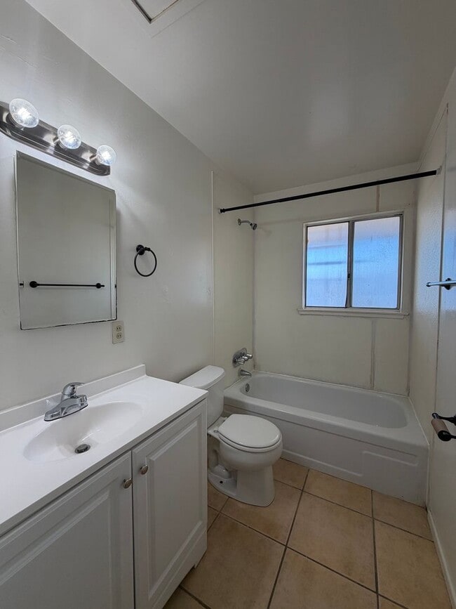 Building Photo - Spacious 3 Bedroom 2 Bathroom House For Rent