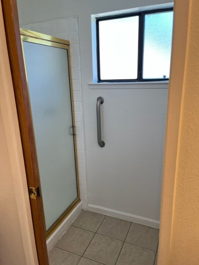 Building Photo - Nice 5 bedroom home with a large garage.