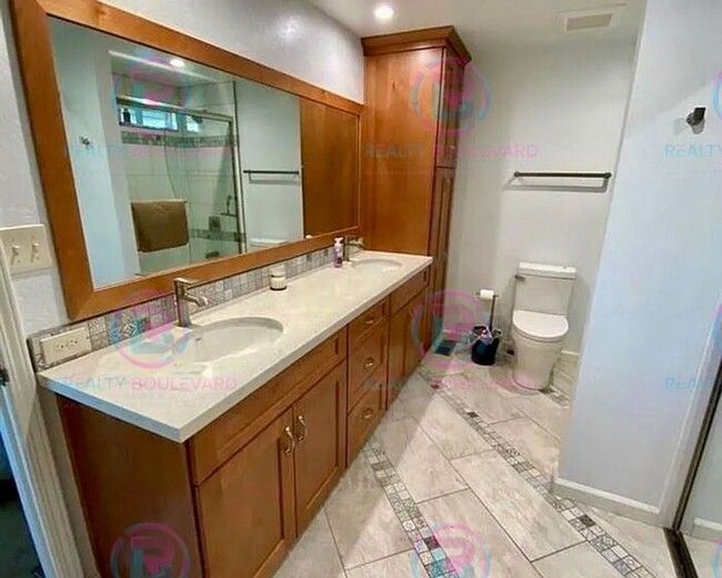 Building Photo - Spacious 4-bedroom, 3-bath home located in...