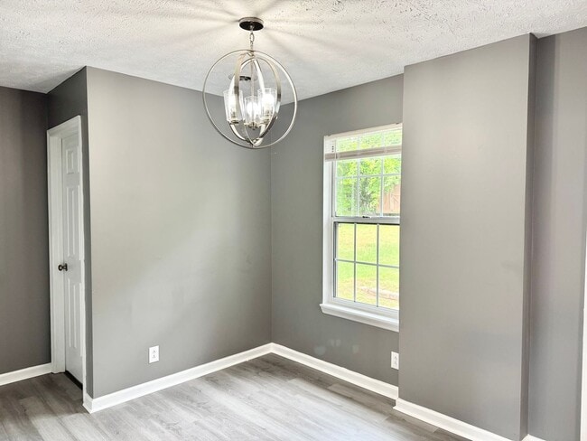 Building Photo - Three Bedroom Close to Ft. Campbell