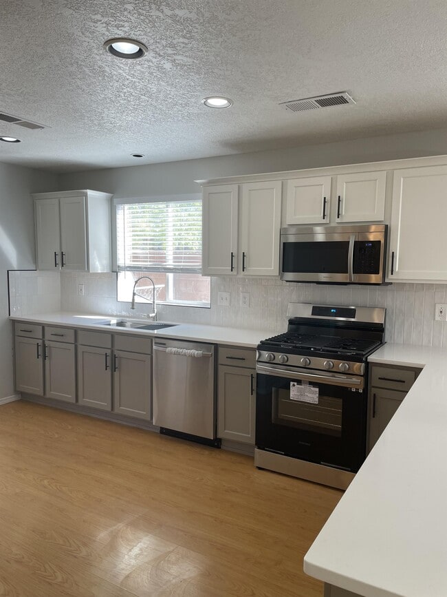 Building Photo - 7312 Villa Clavel NE