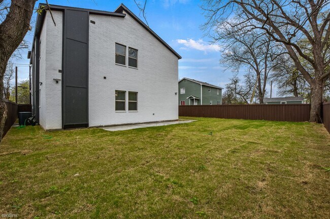 Building Photo - 4 br, 4 bath Duplex - 204 North Getzendane...