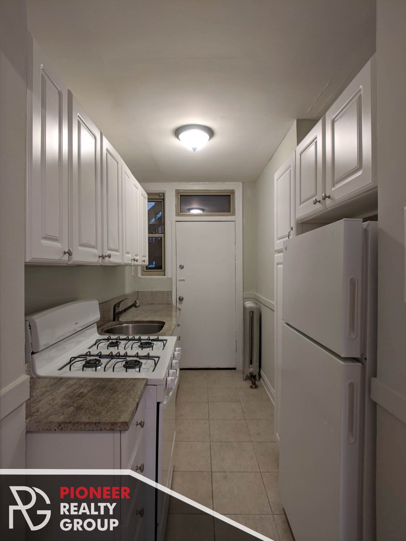 Building Photo - 546 W Surf St