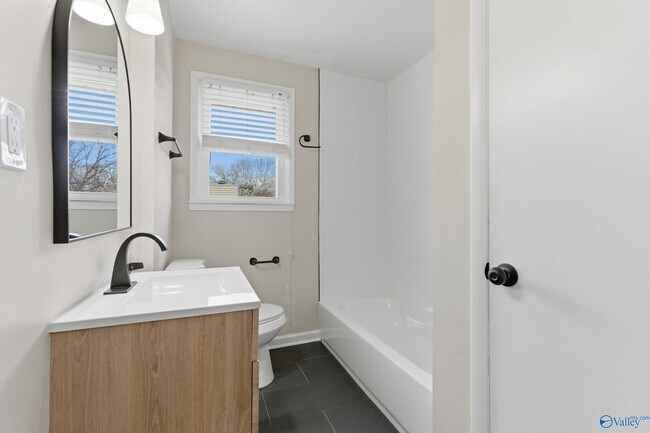 Building Photo - 400 Harolds Dr NW