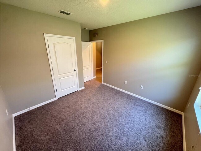 Building Photo - 2323 Silverview Dr