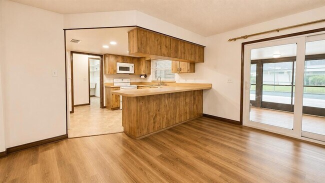 Building Photo - 35025 Raintree Dr