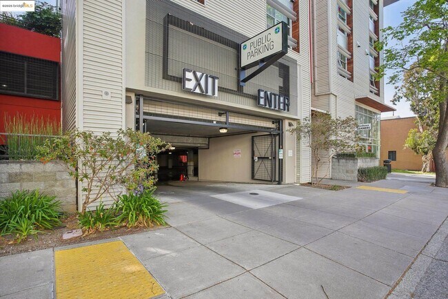 Building Photo - 6466 Hollis St