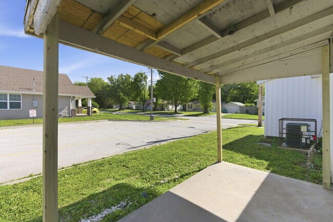 Building Photo - 1339 E Division St